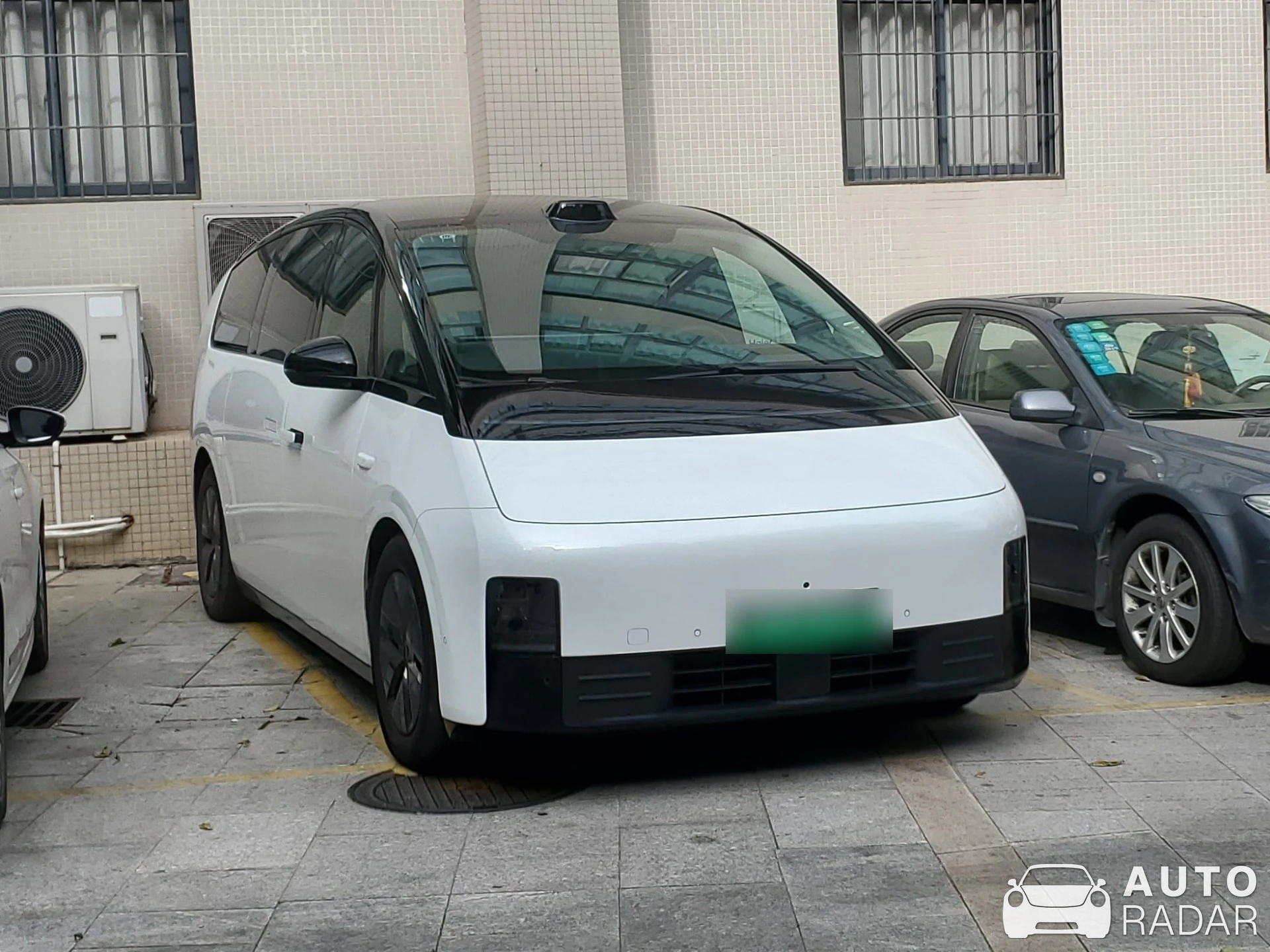 Li Mega spotted in Xia Men Shi