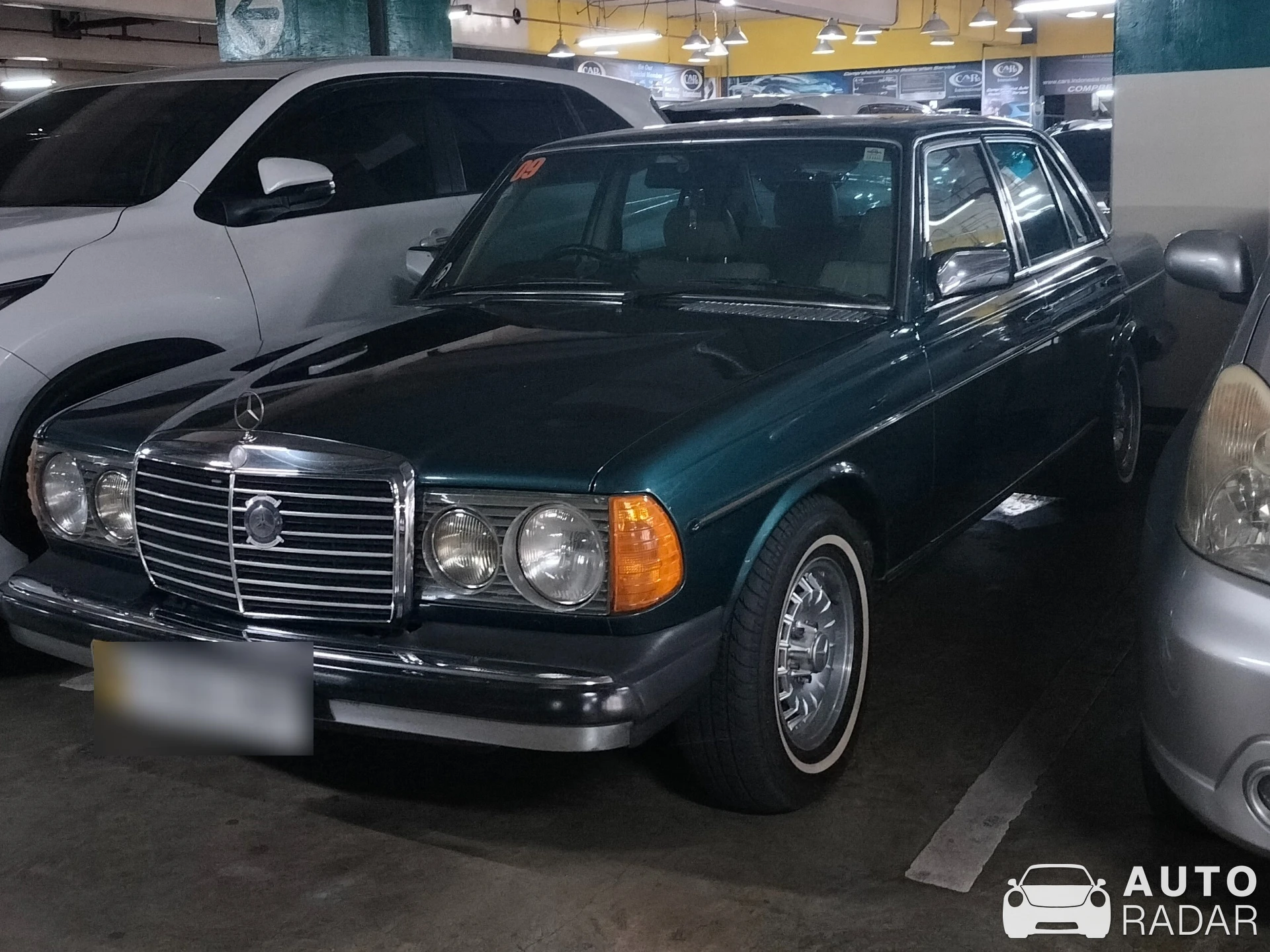 Mercedes-Benz 230E W123 spotted in Kota Jakarta Pusat, Indonesia