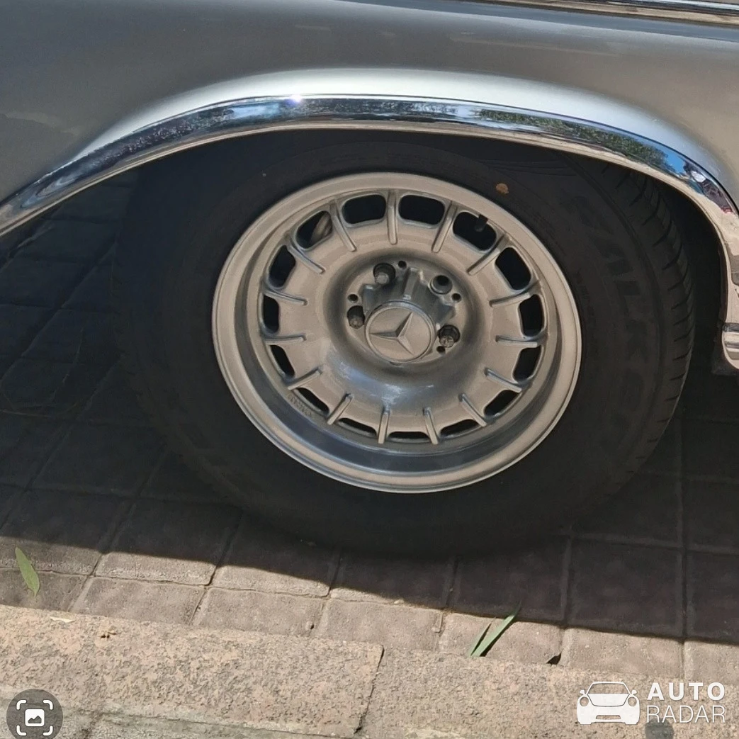 Mercedes-Benz 300 SE W126 spotted in Glyfada