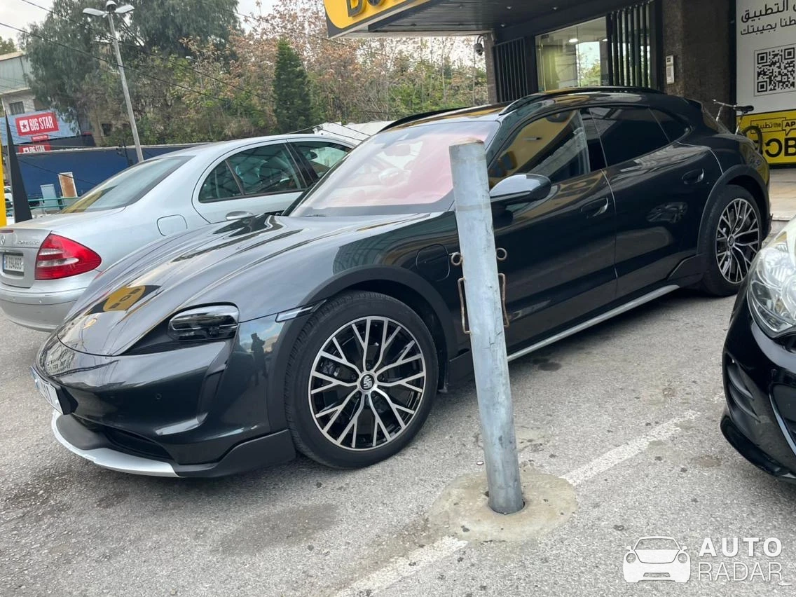 Porsche Taycan 4 Cross Turismo spotted in بيروت, Lebanon