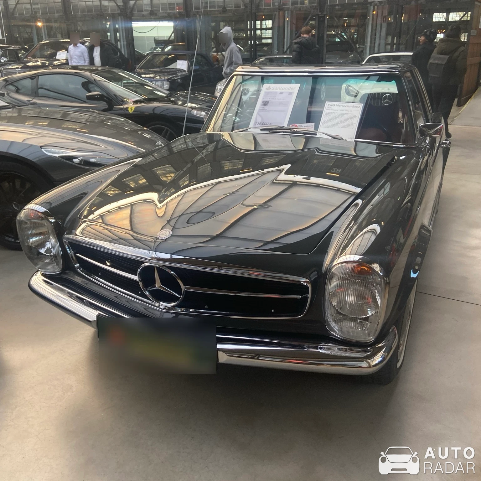 Mercedes-Benz 280 SL spotted in Düsseldorf, Deutschland