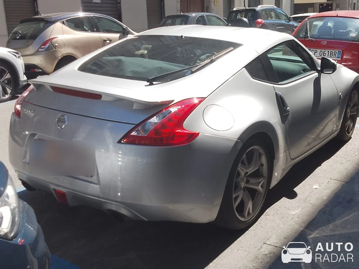 Nissan 370Z spotted in Bari, Italy