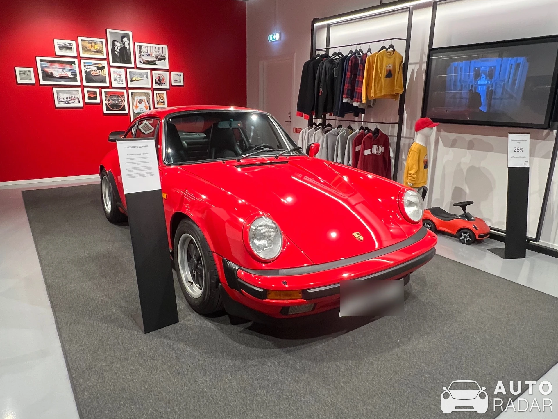 Porsche 911 Carrera 3.2 spotted in Nacka, Sweden