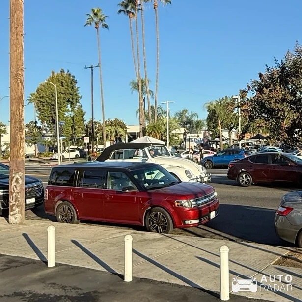 Volkswagen Beetle Convertible 'Huge Bug' spotted in Los Angeles, United States