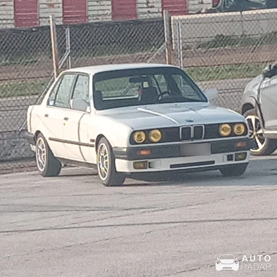 BMW 3 Series E30 spotted in Città Metropolitana di Bari, Italy