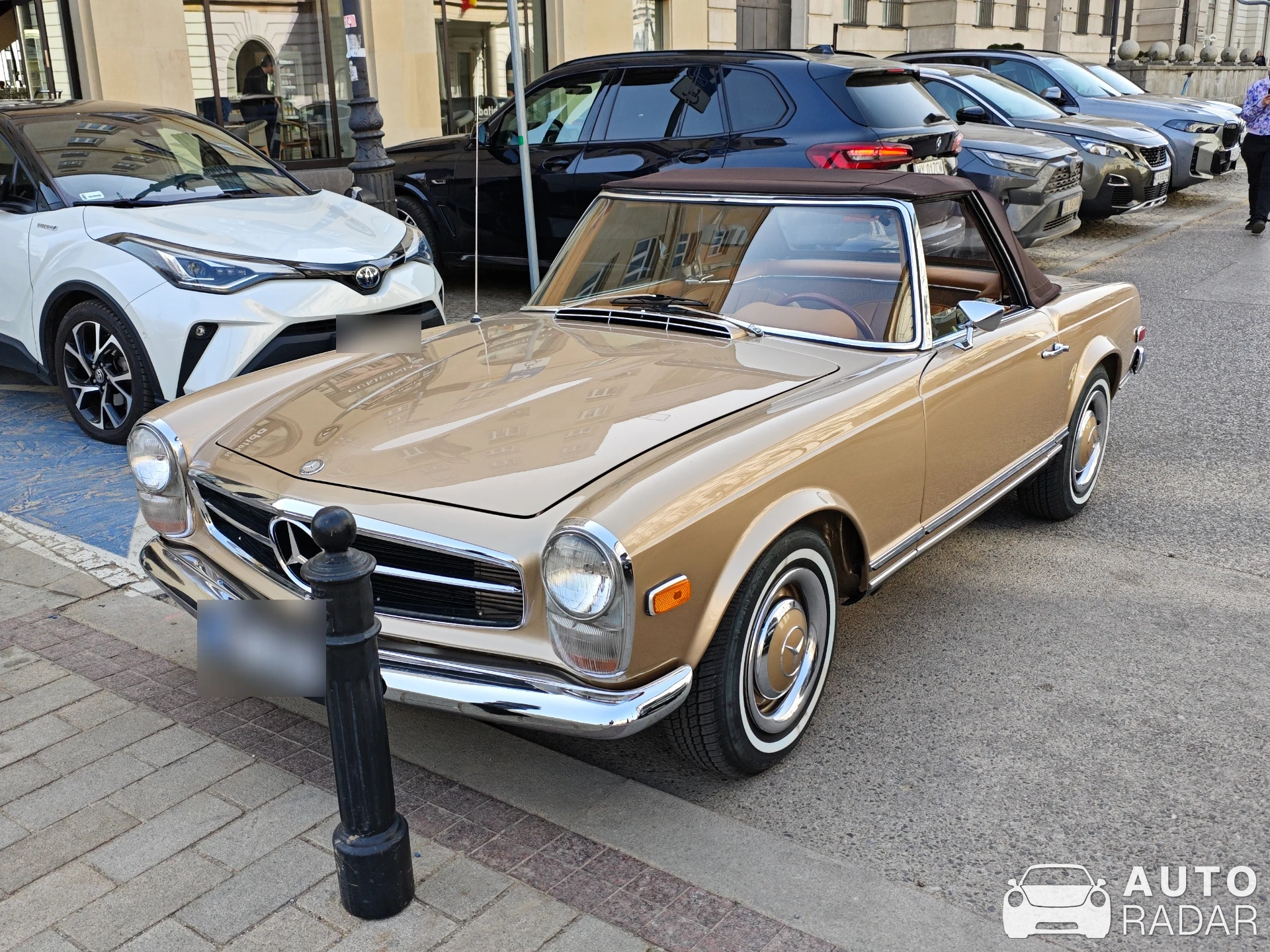 Mercedes-Benz 250SL spotted in Warszawa