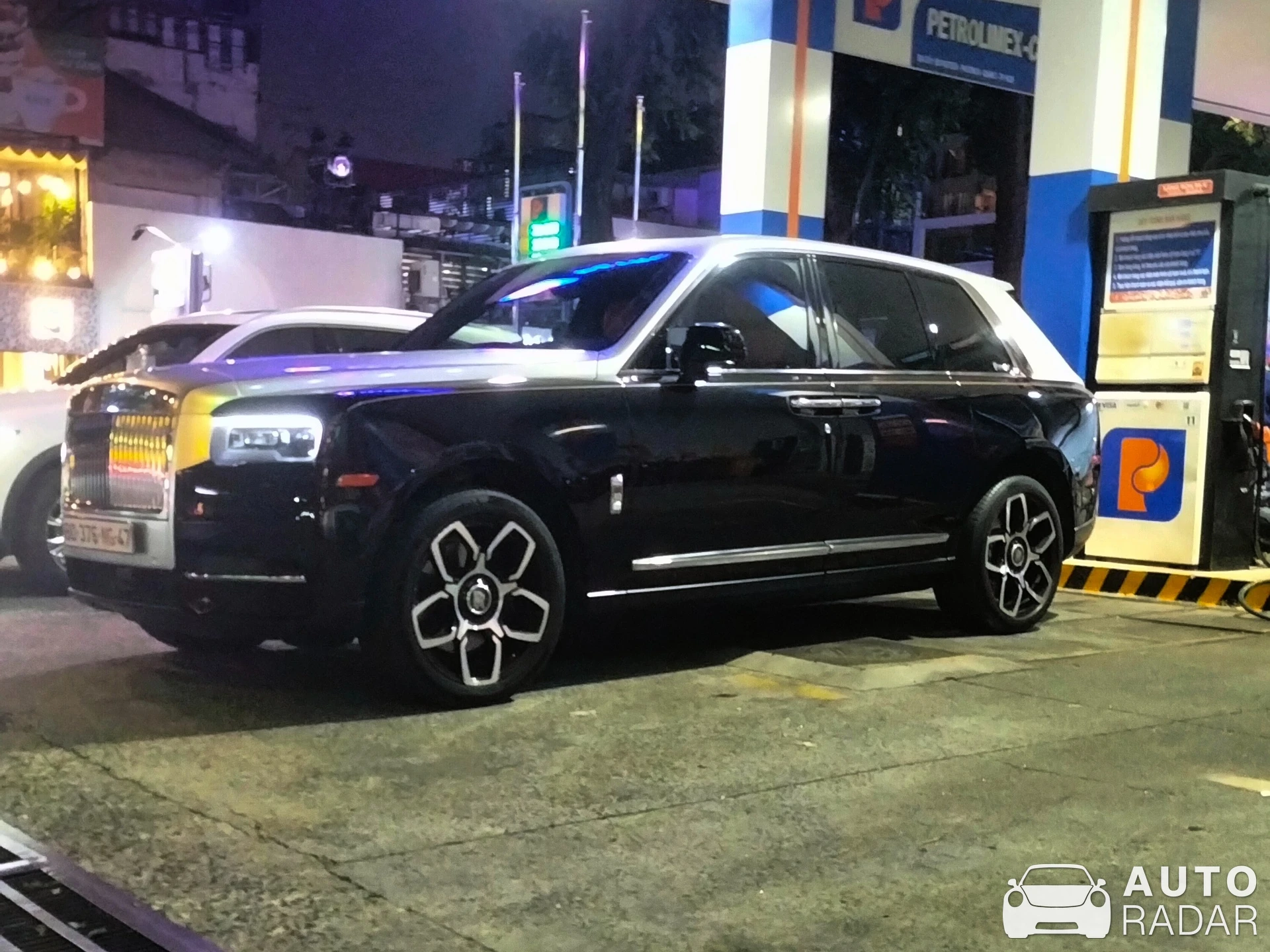 Rolls-Royce Cullinan spotted in Quận 1, Vietnam