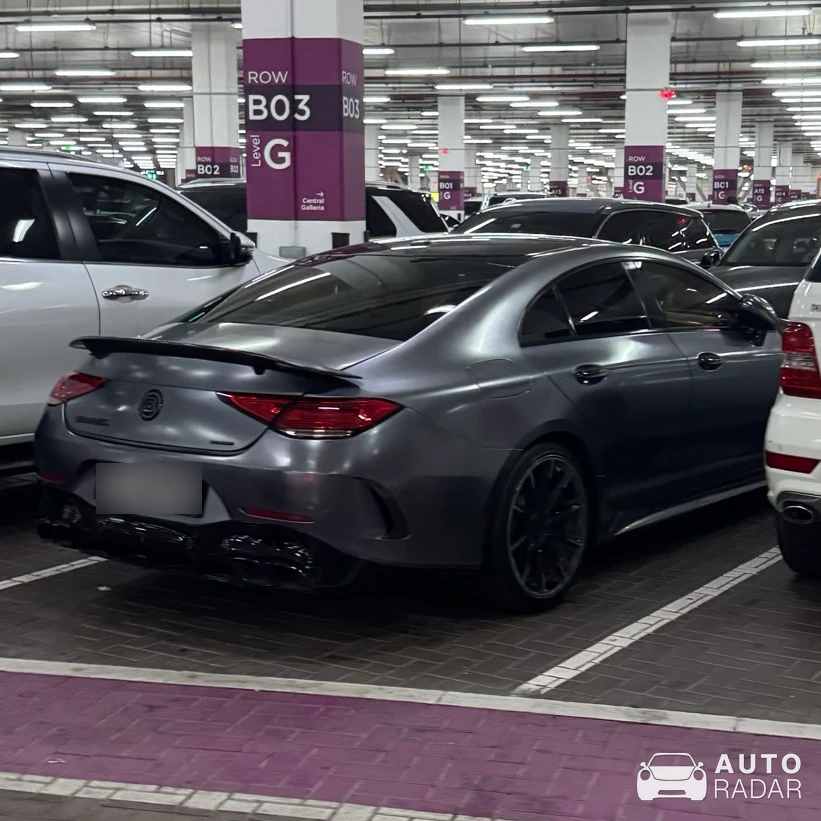 Mercedes-Benz EQS spotted in Dubai