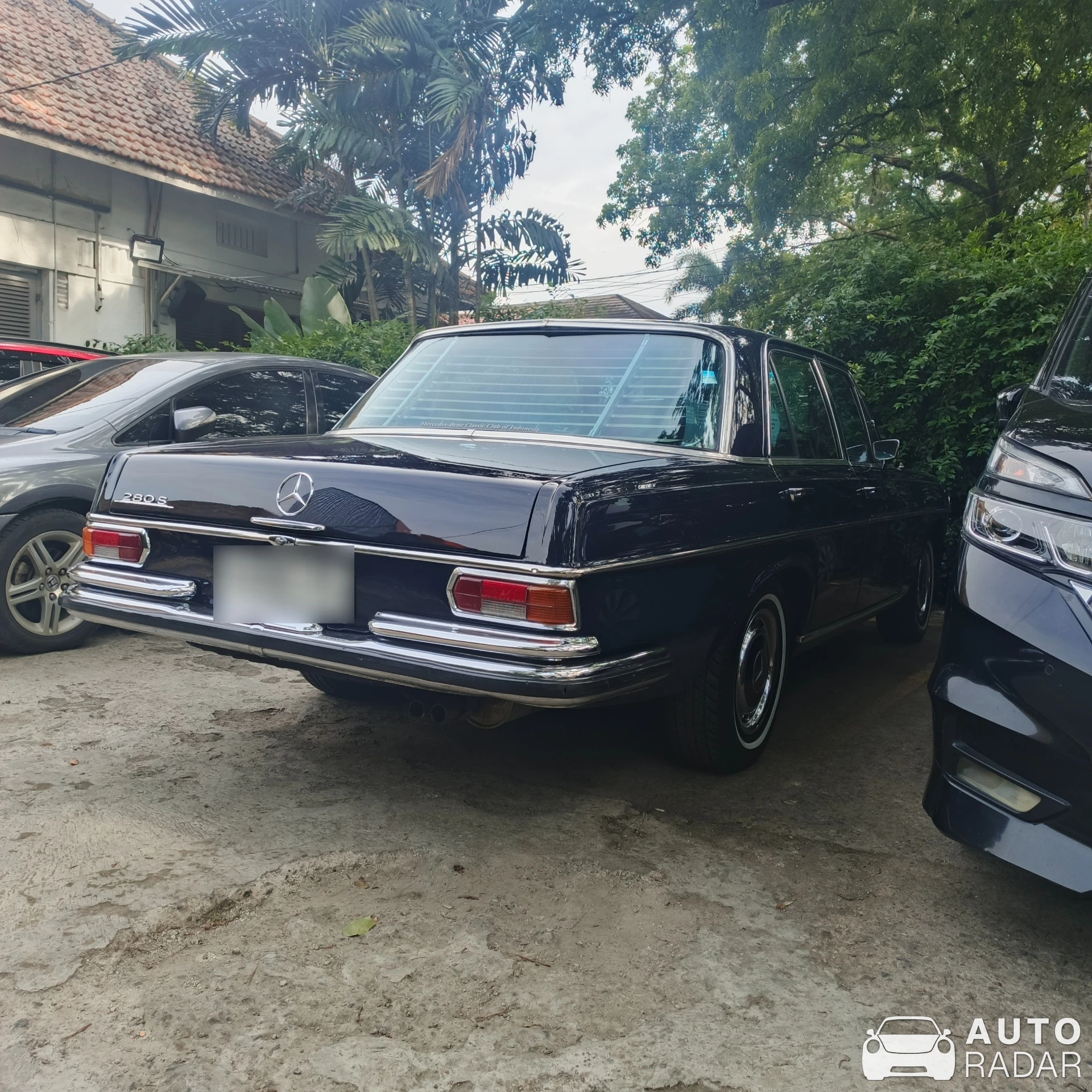 Mercedes-Benz 280 SE spotted in Bandung, Indonesia