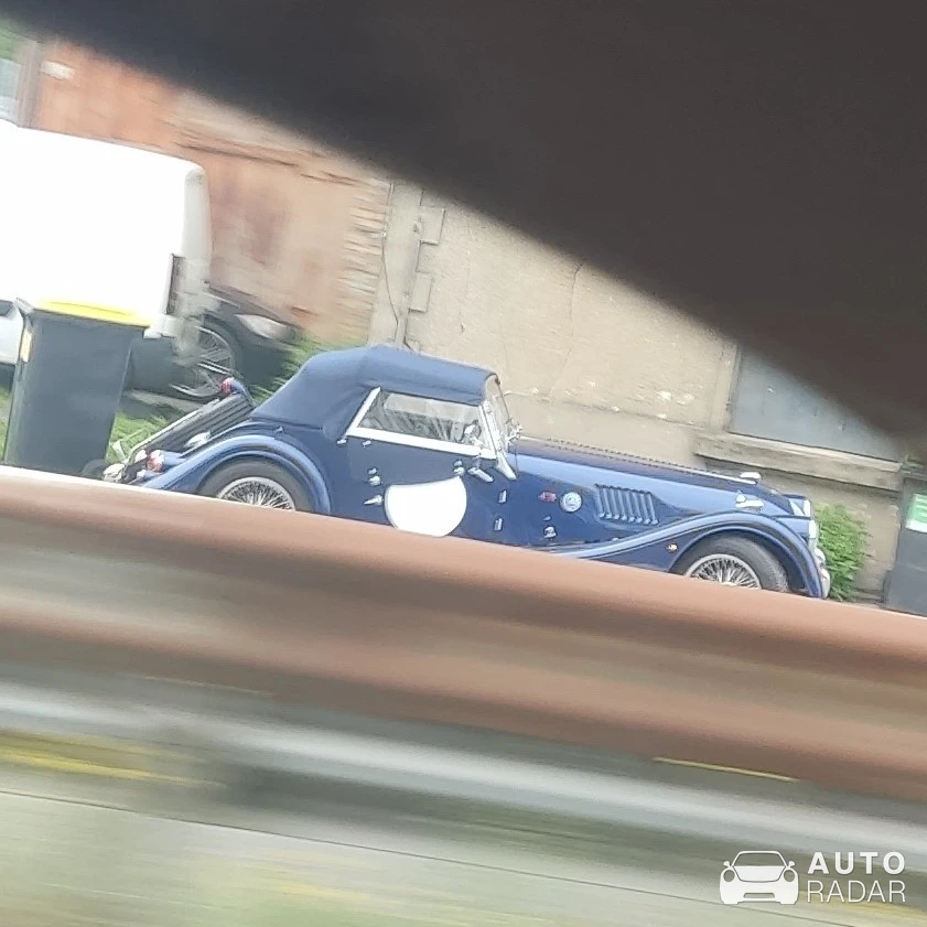 Morgan Plus 4 spotted in Coignières, Francia