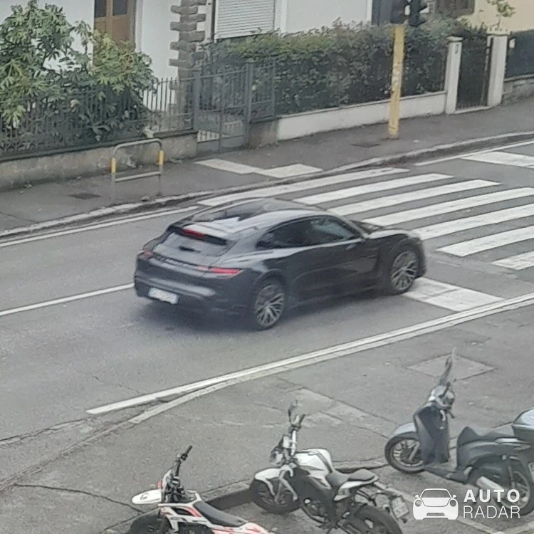 Porsche Taycan 4 Cross Turismo spotted in Vaiano, Italia