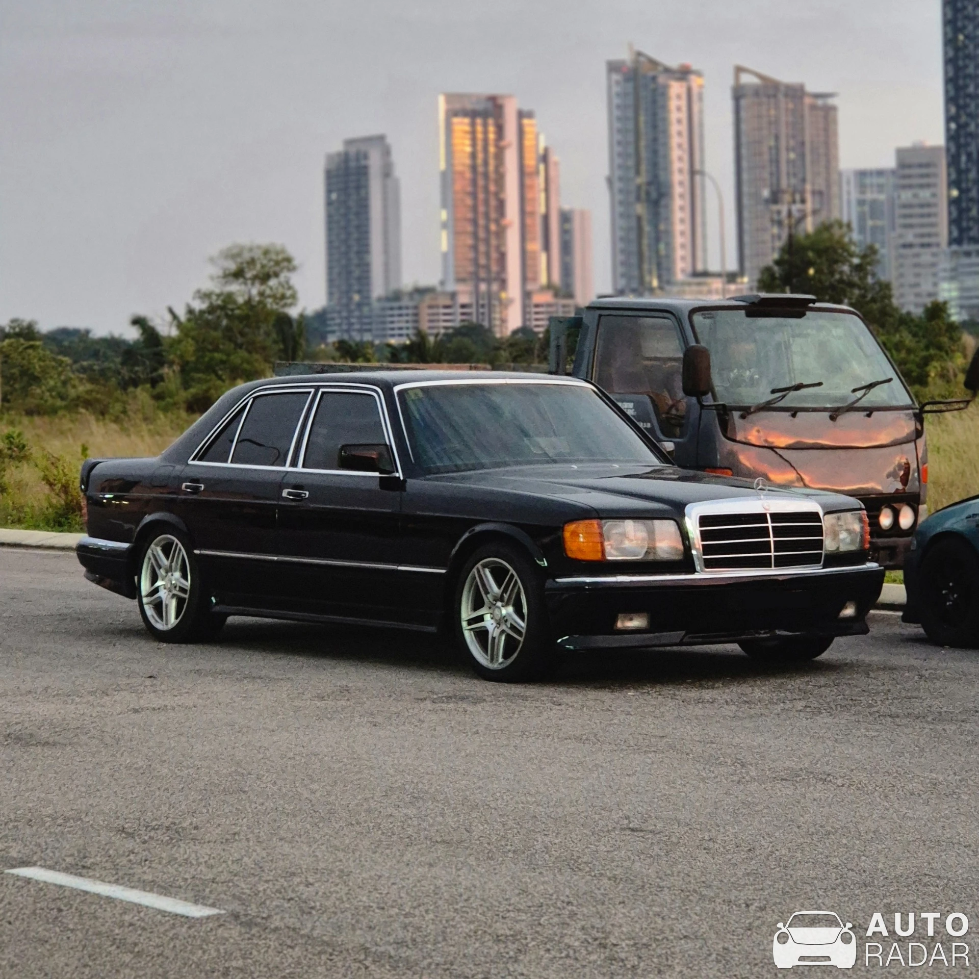 Mercedes-Benz 300SE W126 spotted in Iskandar Puteri