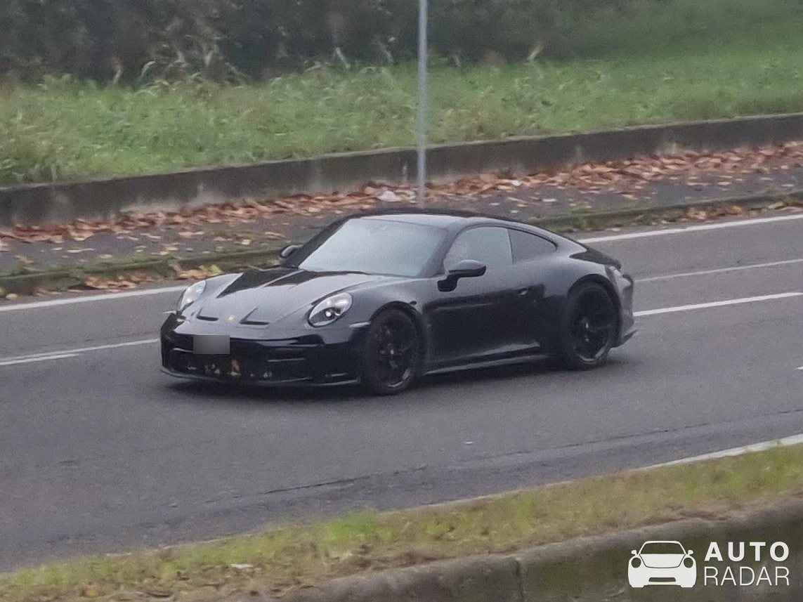 Porsche 992 GT3 Touring MkI spotted in Milano, Italy