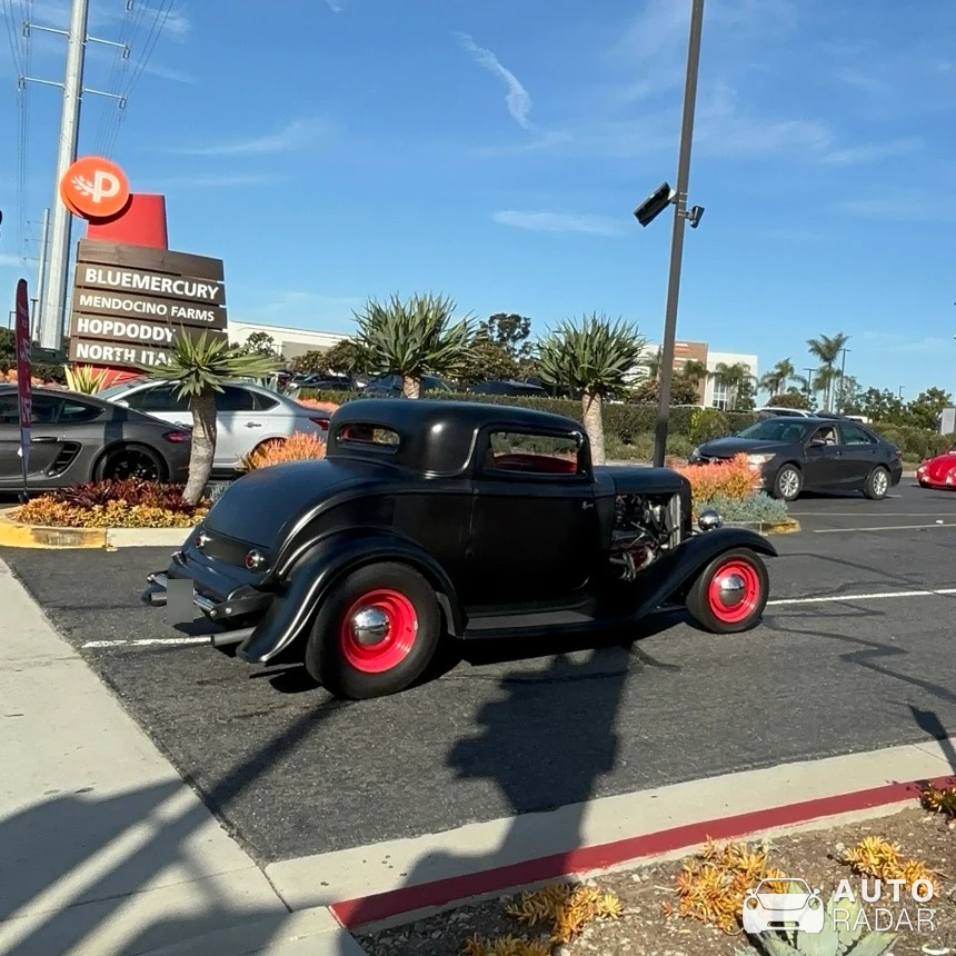 Ford 1933 spotted in El Segundo