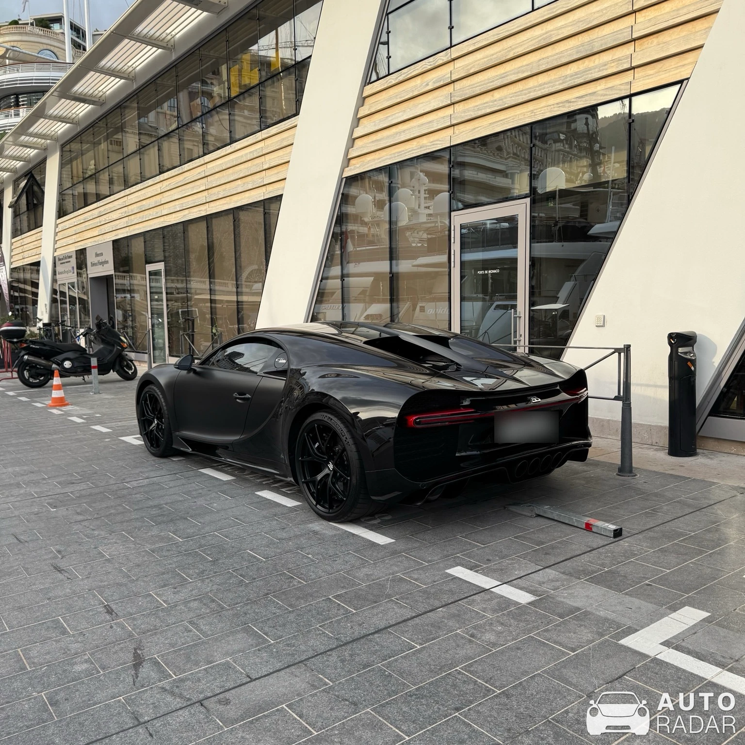 Bugatti Chiron Sport Noire spotted in Mónaco