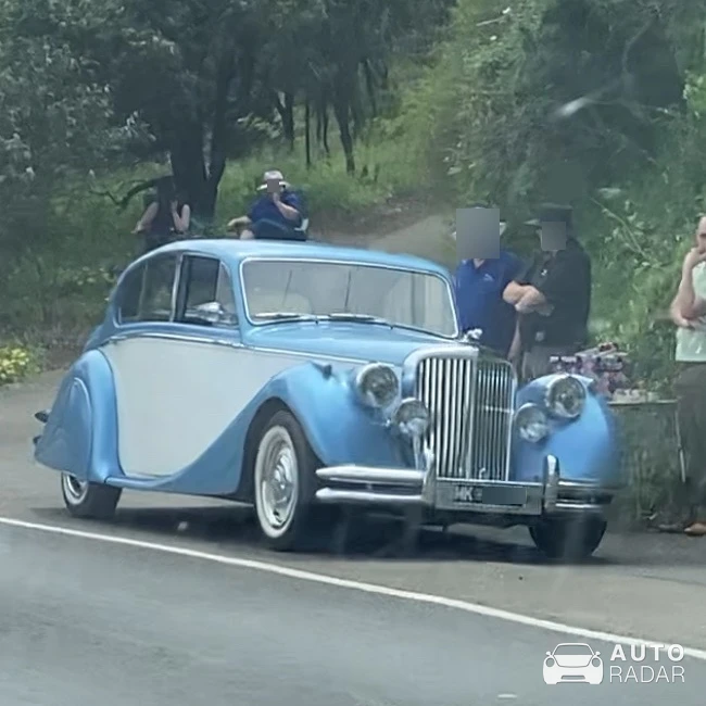 Jaguar Mark IV spotted in Chain of Ponds