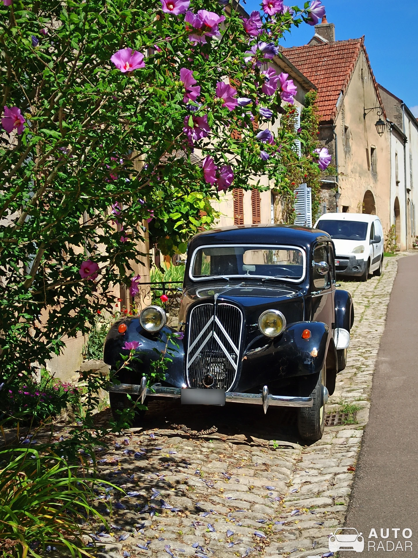 Citroën Traction Avant spotted in Flavigny-sur-Ozerain, Francia
