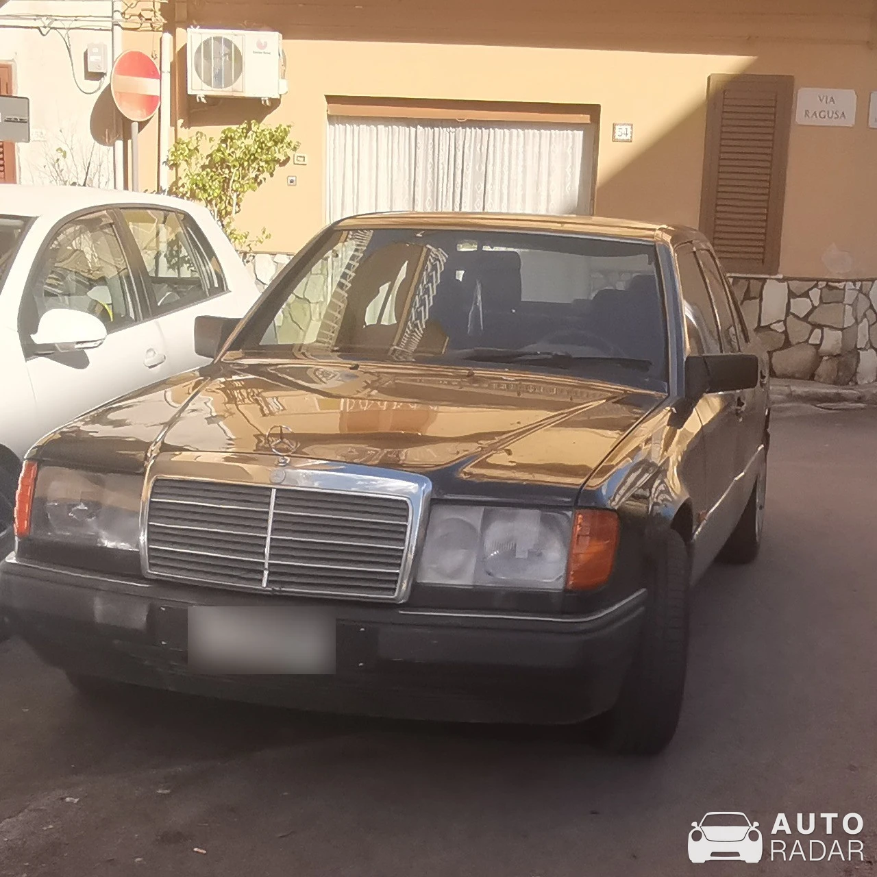 Mercedes-Benz 230E W123 spotted in Villabate, Italy