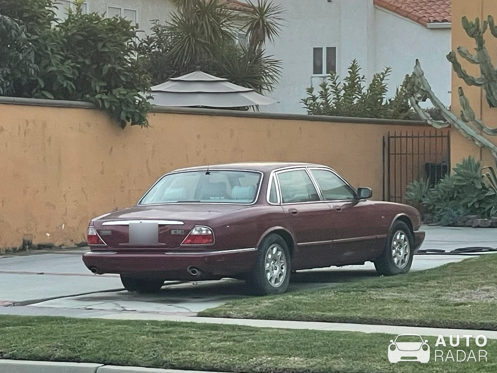 Jaguar XJ6 spotted in Torrance, United States