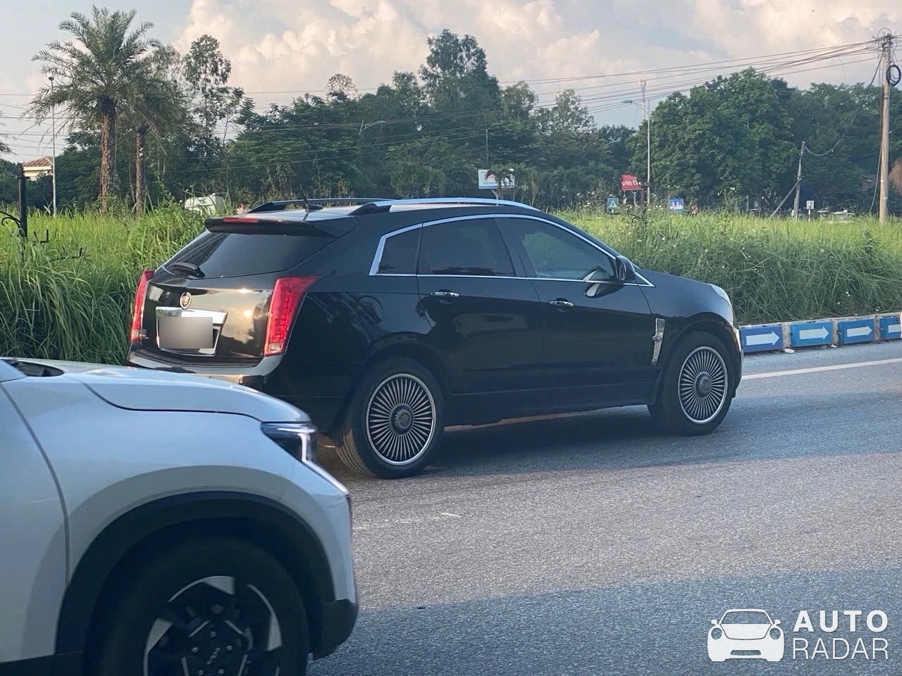 Cadillac SRX spotted in Thành phố Vĩnh Yên