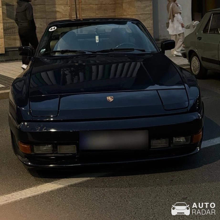 Porsche 944 spotted in Cazin