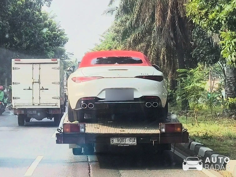 Mercedes-Benz SL 43 AMG spotted in Jakarta