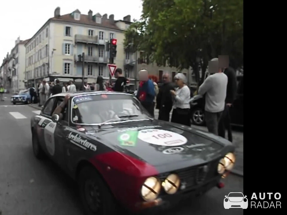 Alfa Romeo 2000 GT Veloce spotted in Pau