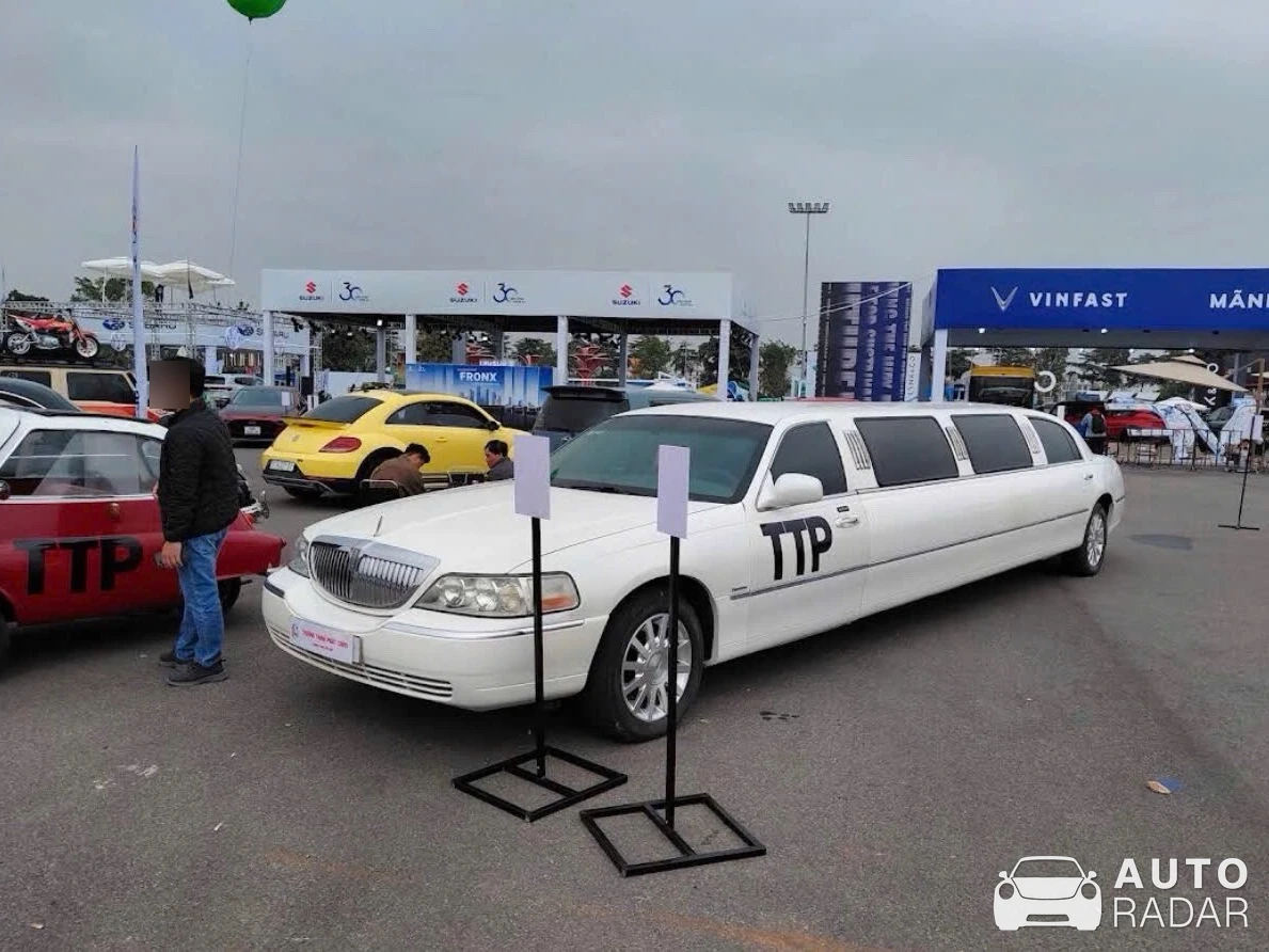 Lincoln Town Car Limousine spotted in Đông Anh, Việt Nam