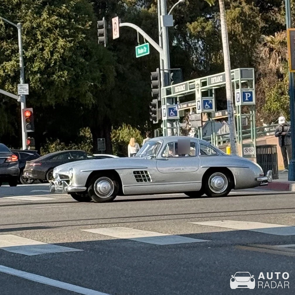 Mercedes-Benz 300SL Gullwing spotted in Beverly Hills, United States