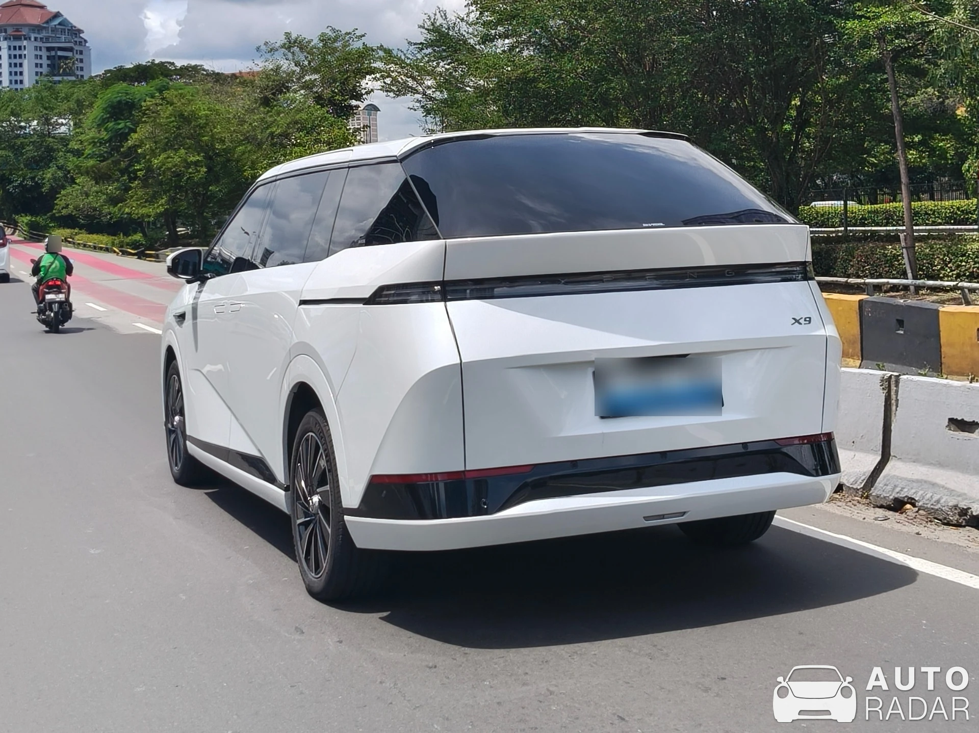 Xpeng X9 spotted in Jakarta