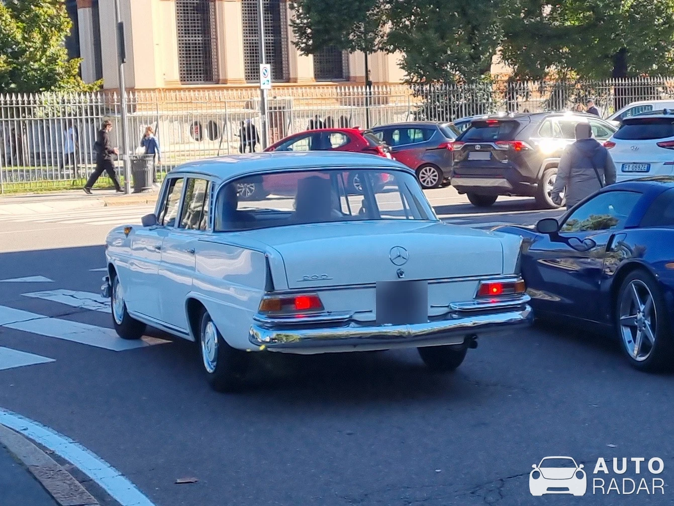 Mercedes-Benz 200D W110 spotted in Milano
