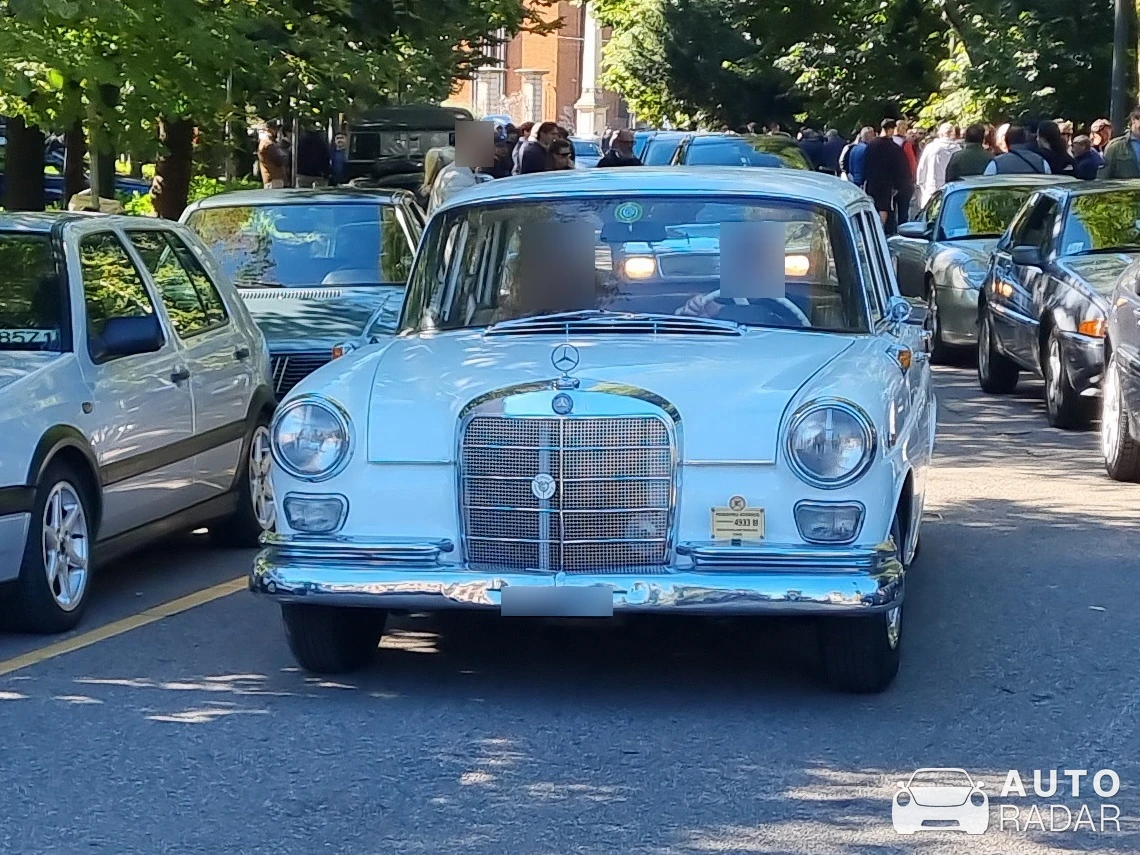 Mercedes-Benz 200D W110 spotted in Milano, Italy