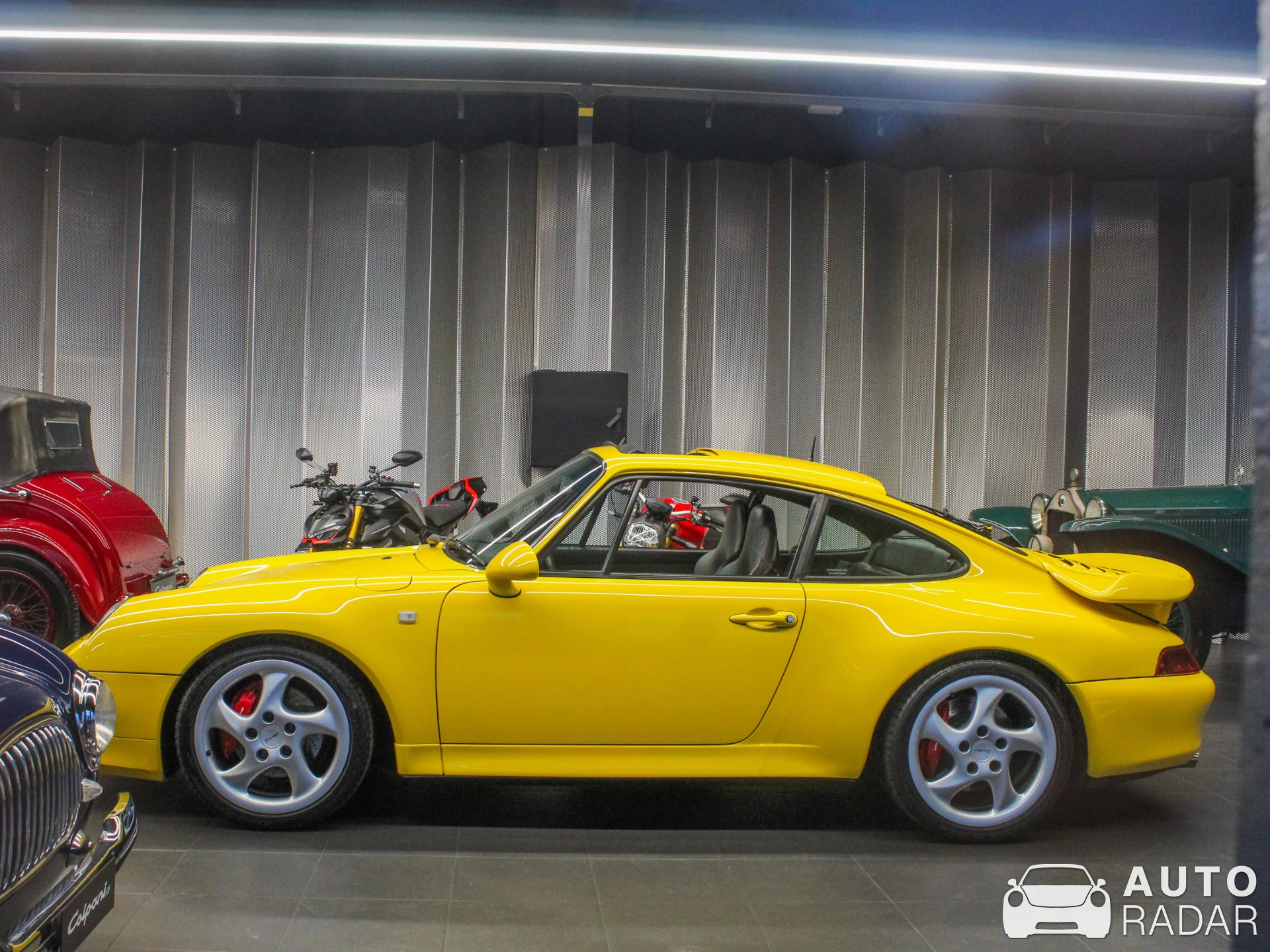 Porsche 993 Turbo spotted in Chiaviche, Italy