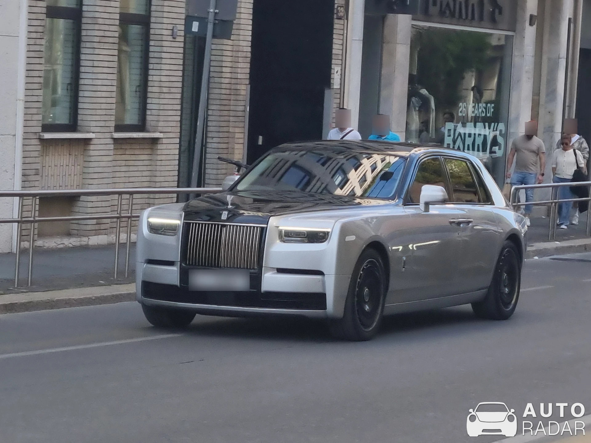 Rolls-Royce Phantom VIII Series II spotted in Milano