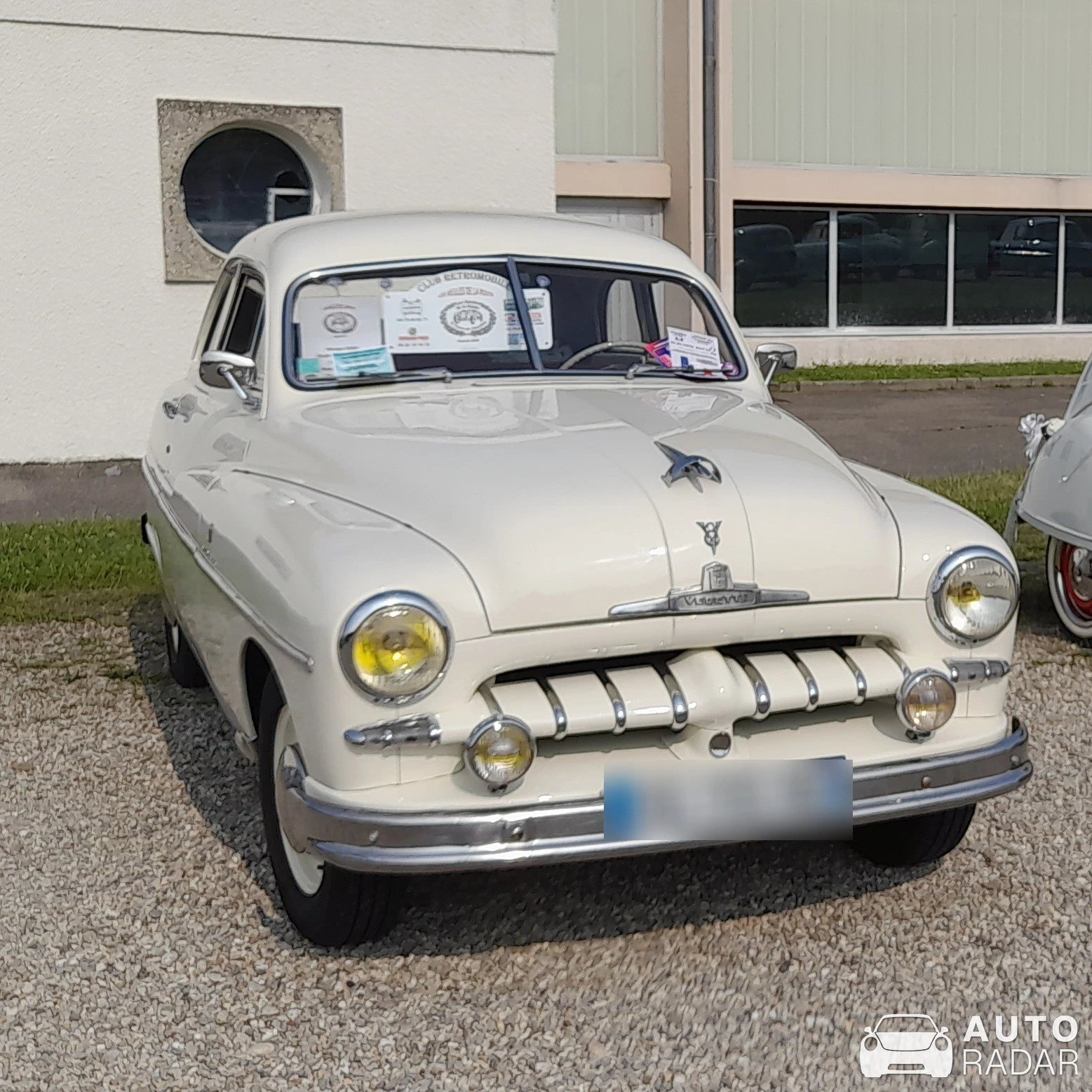 Ford Vedette spotted in Saint-Pierre-de-Chandieu