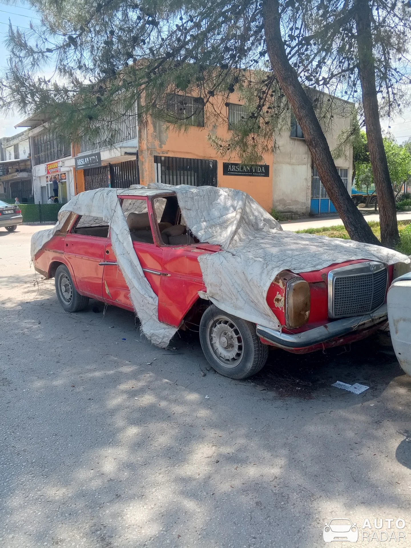 Mercedes-Benz 220 spotted in Merkezefendi