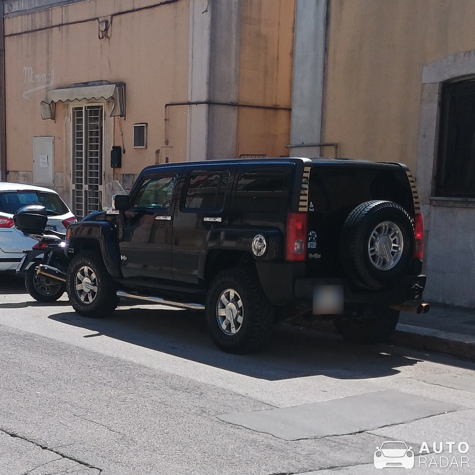Hummer H3 spotted in Bitetto