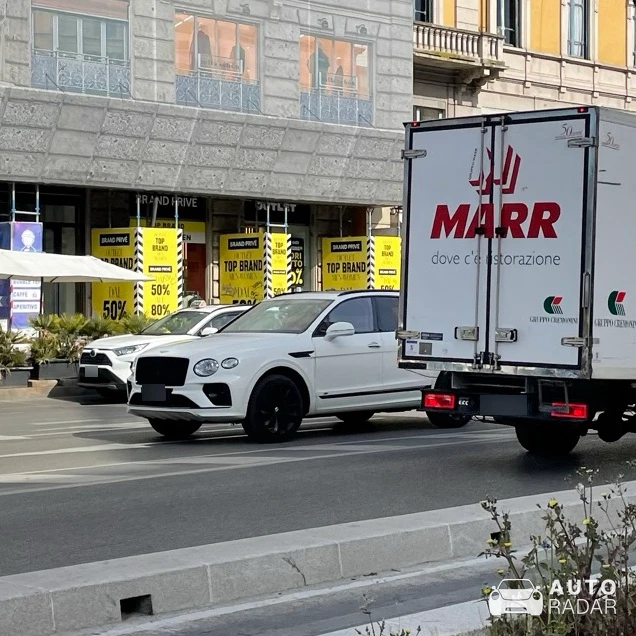 Bentley Bentayga Black Edition spotted in Milano