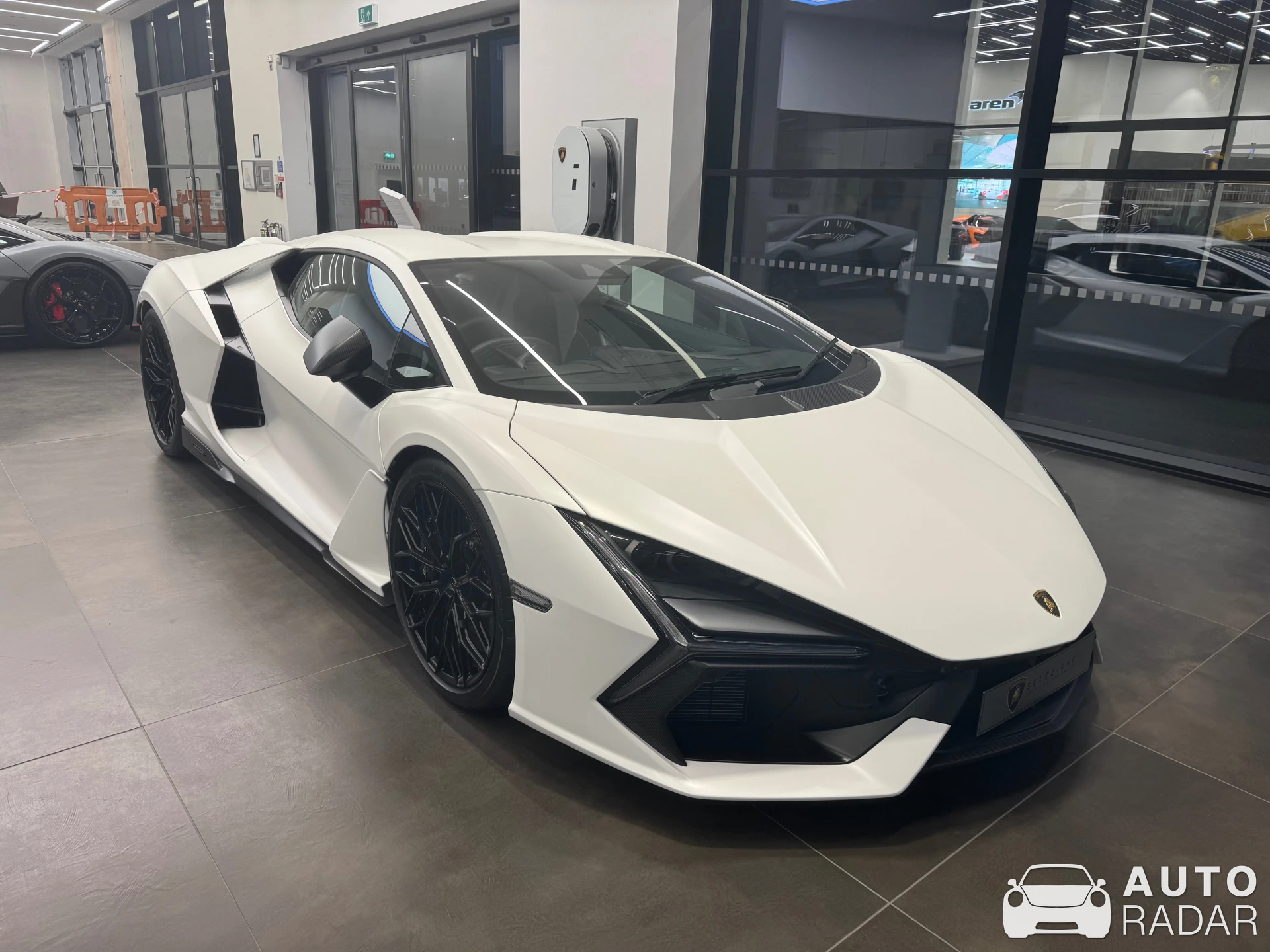Lamborghini Revuelto spotted in Woodhouse, 英国