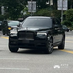 Rolls-Royce Cullinan Black Badge spotted in Singapore, Singapore