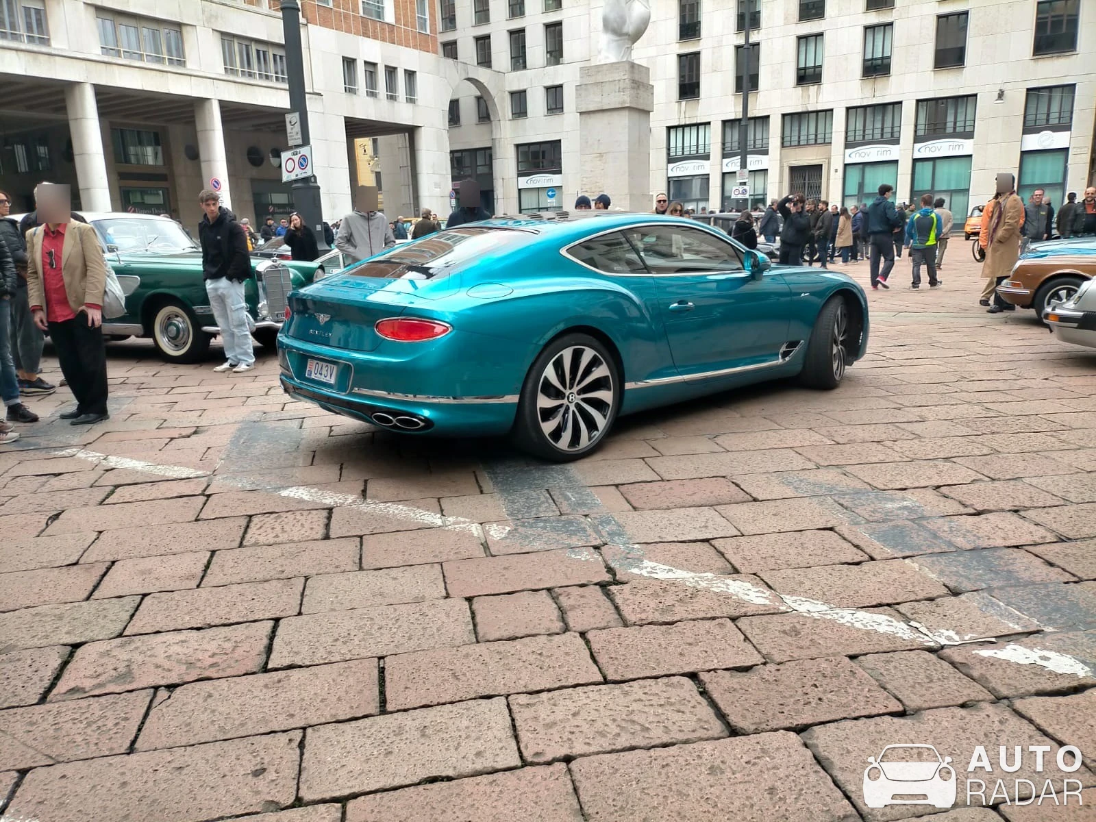 Bentley Continental GT V8 Azure 2024 spotted in Milano
