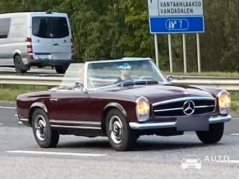 Mercedes-Benz 280 SL spotted in Vantaa, Suomi