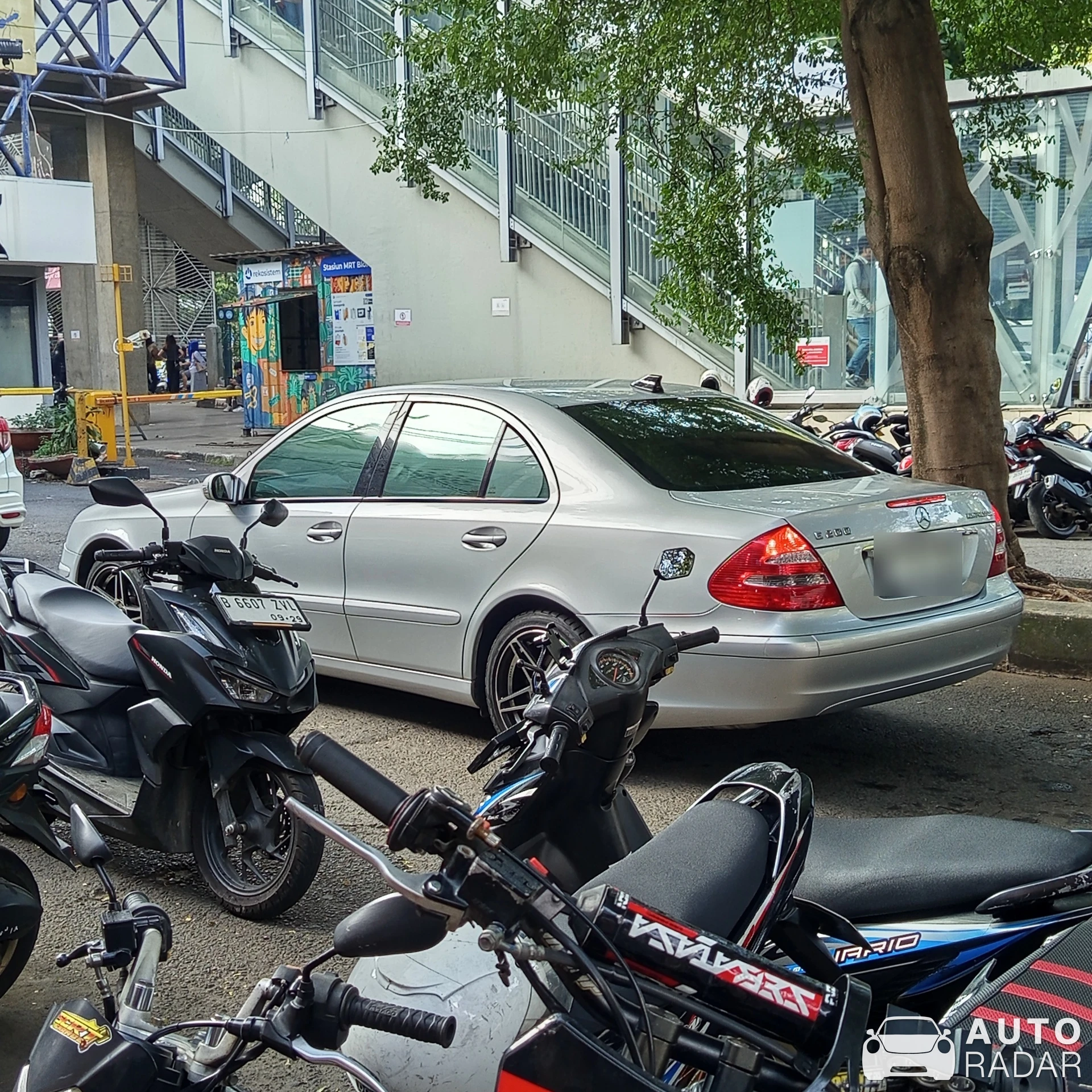 Mercedes-Benz E-Klasse W211 spotted in Kota Jakarta Selatan, Indonesia