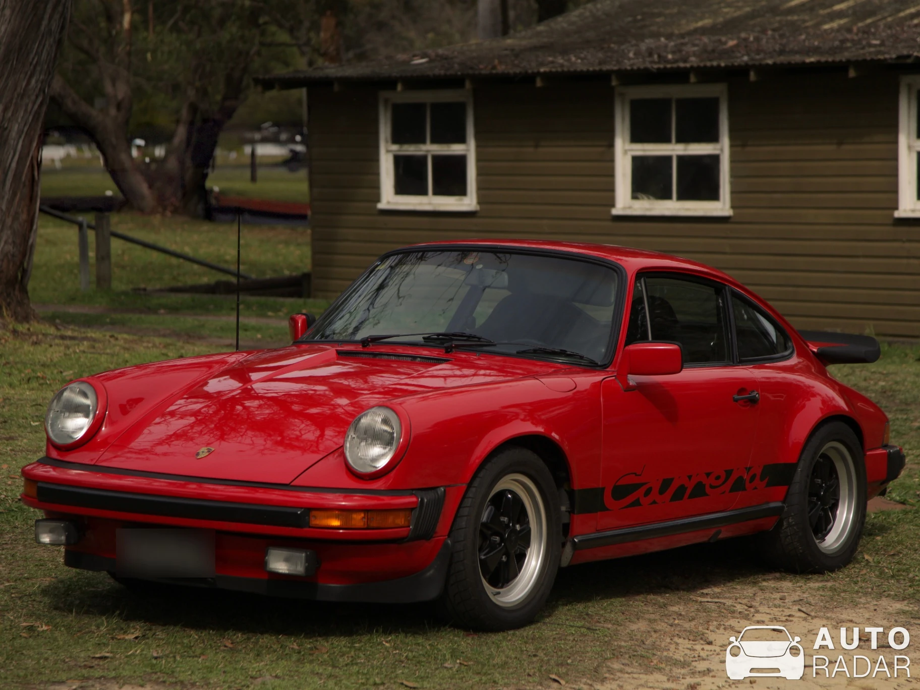 Porsche 911 Carrera 3.2 spotted in Saint Ives, Australia