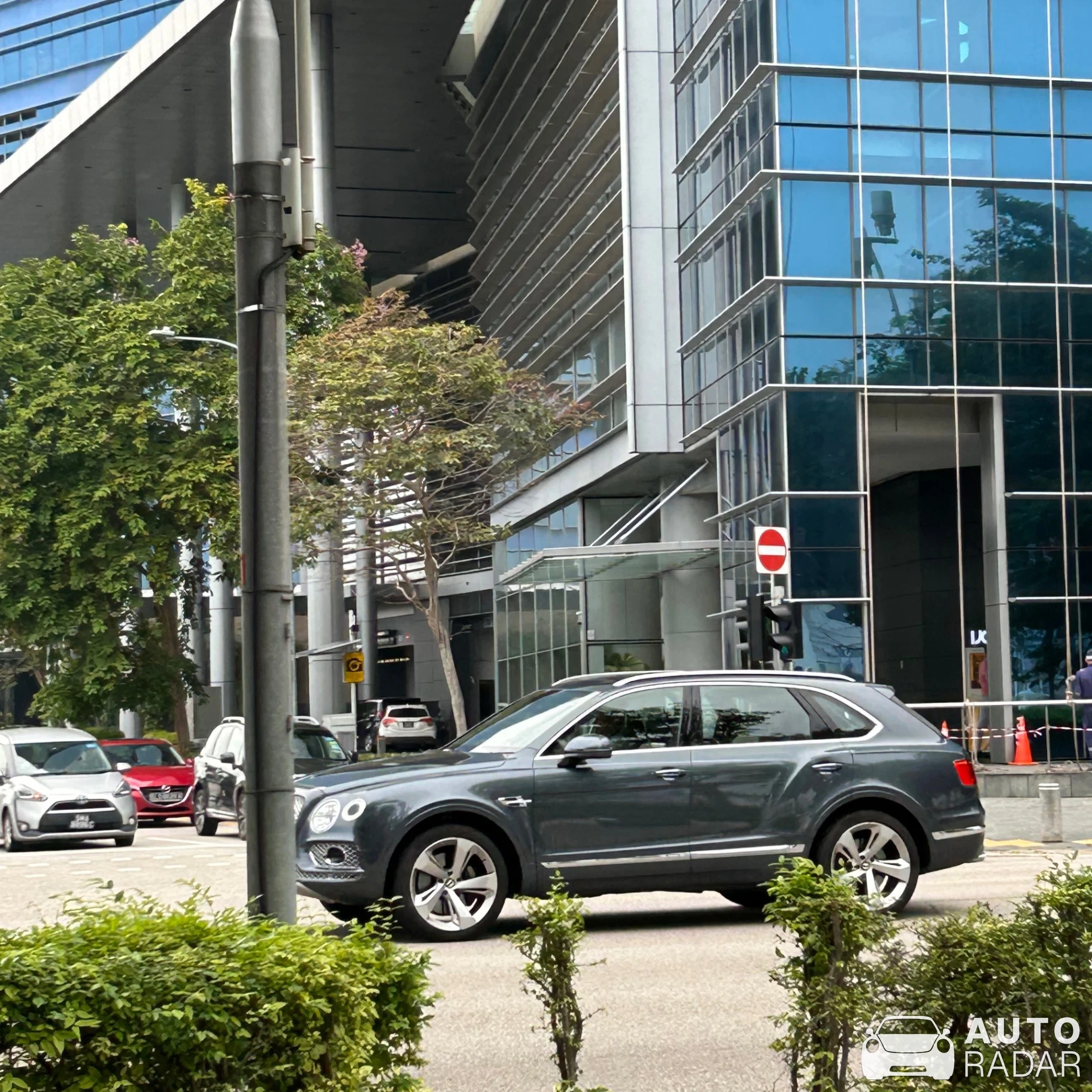 Bentley Bentayga spotted in Singapore, Singapur