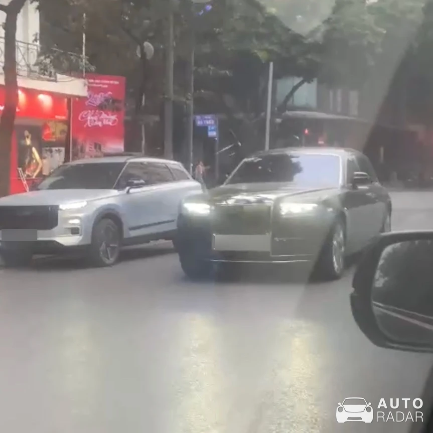 Rolls-Royce Phantom spotted in Hanoi