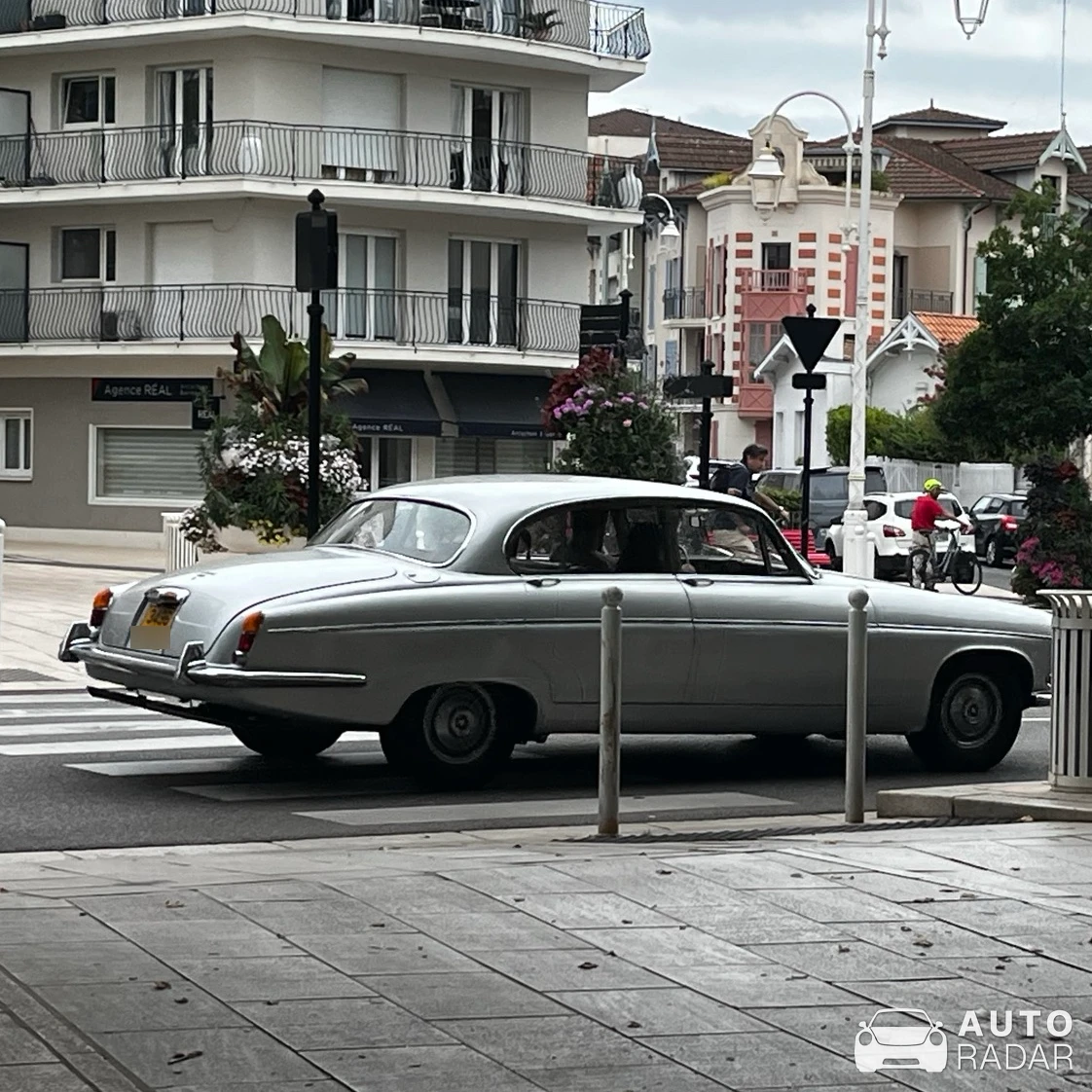Jaguar Mark X spotted in Arcachon