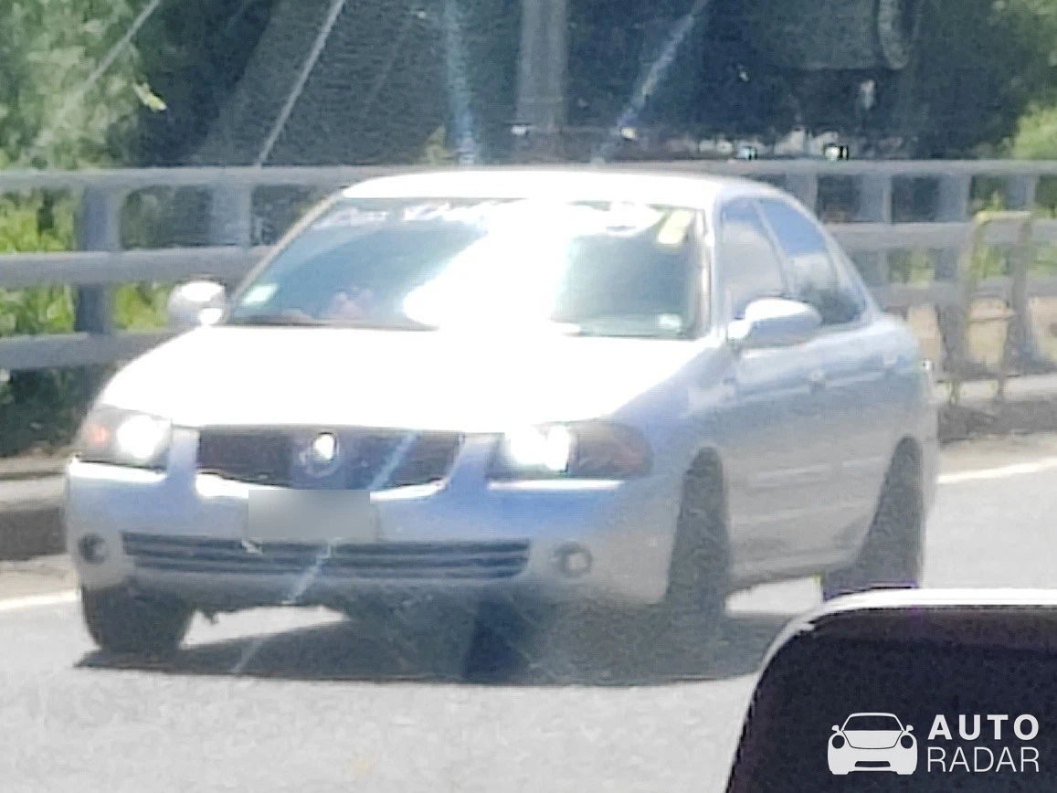 Nissan Sentra SE-R spotted in Los Ángeles