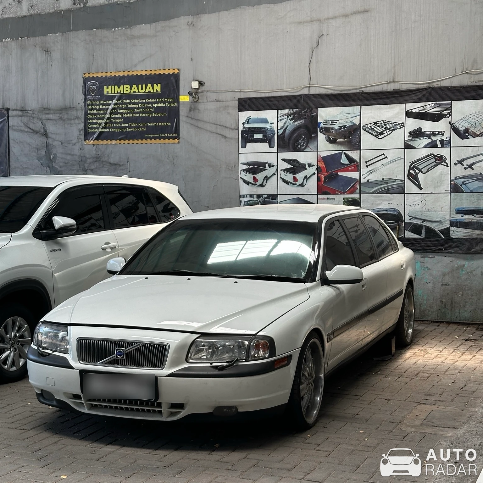 Volvo S80 spotted in Surabaya, Indonesia