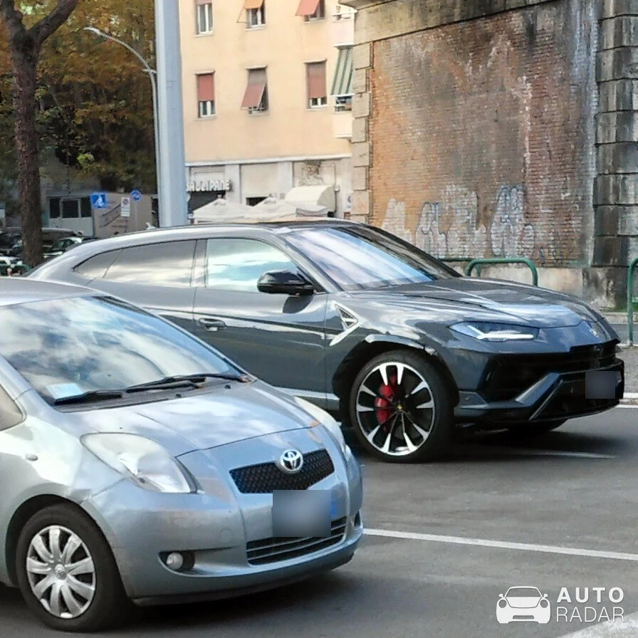 Lamborghini Urus S spotted in Roma, Italy